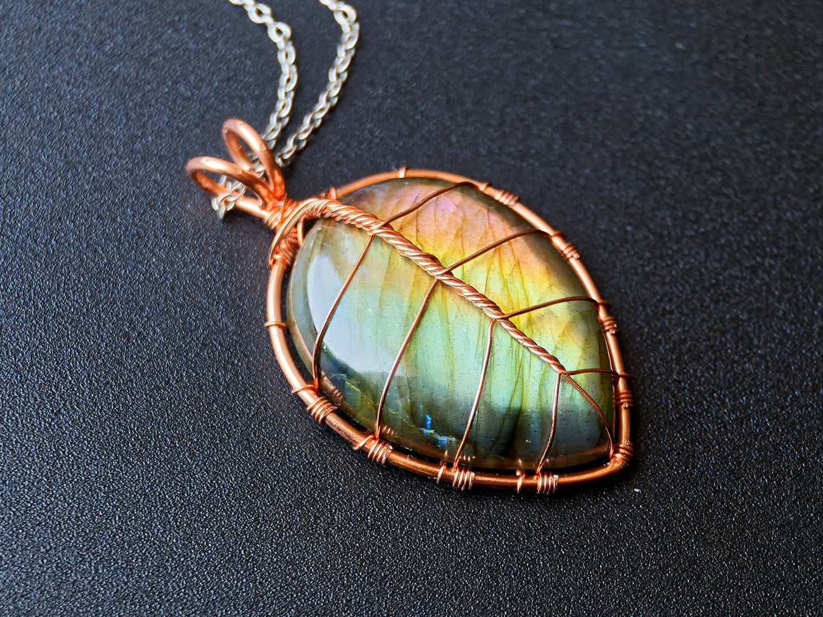 Leaf pendant with a labradorite gemstone
