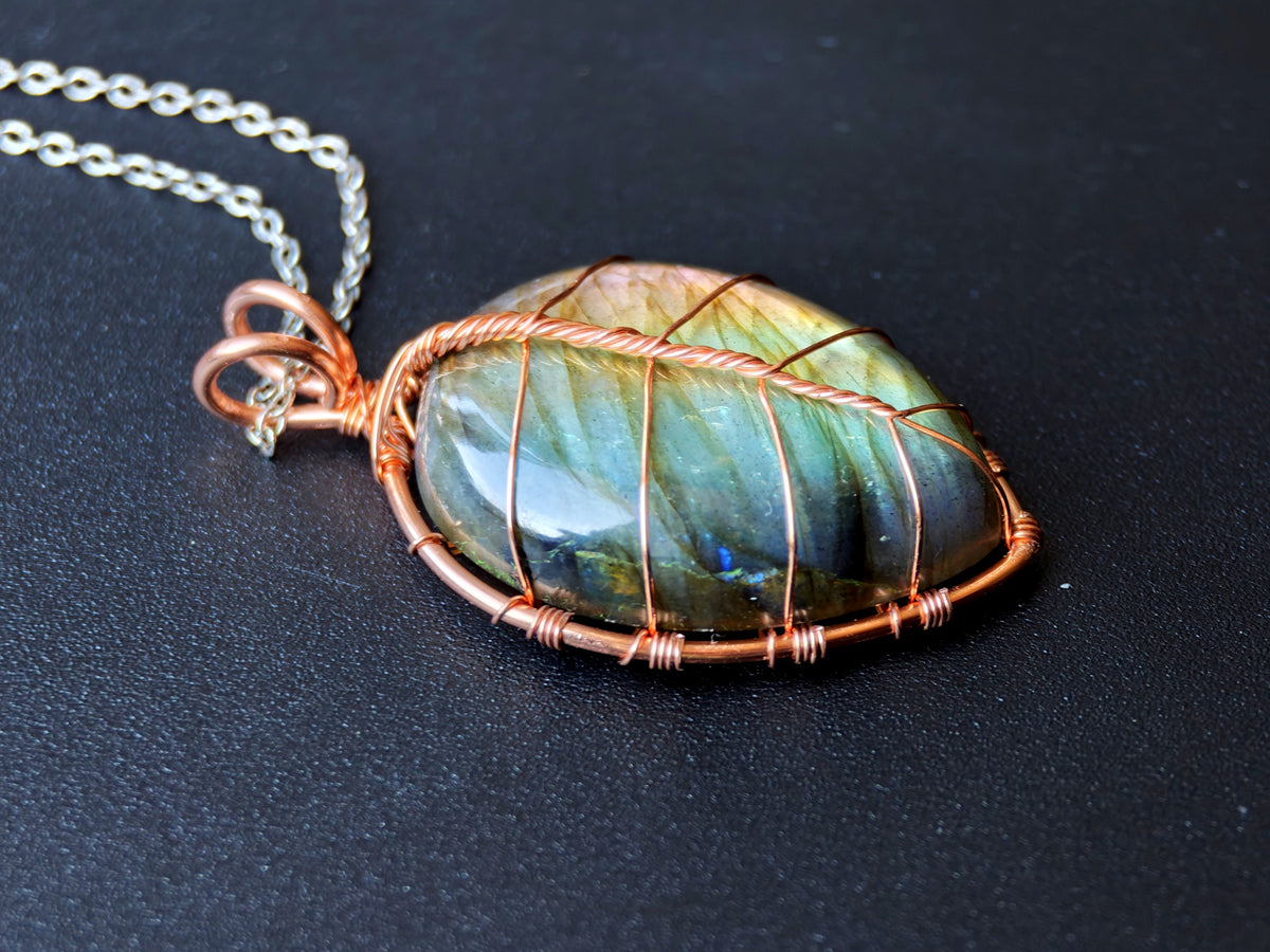 Leaf pendant with a labradorite gemstone