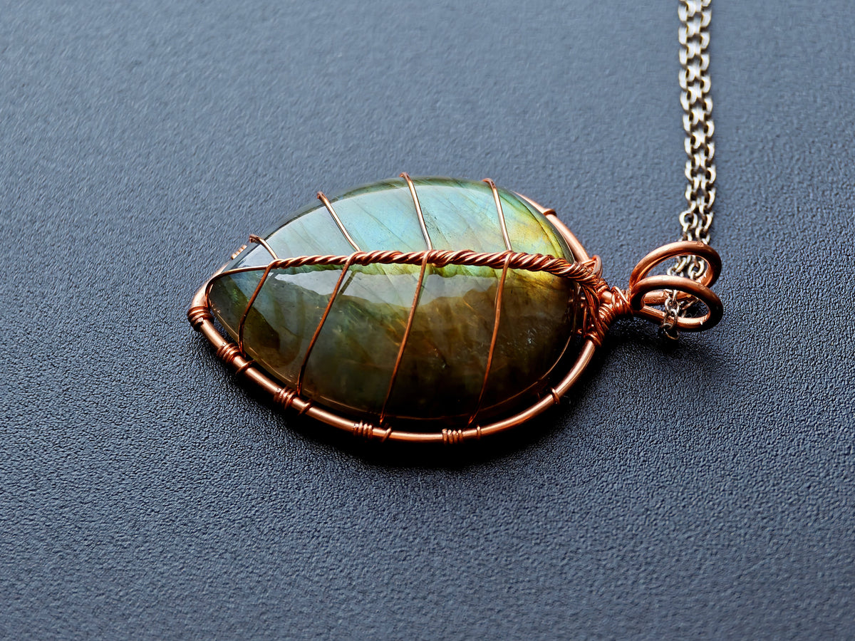 Leaf pendant with a labradorite gemstone