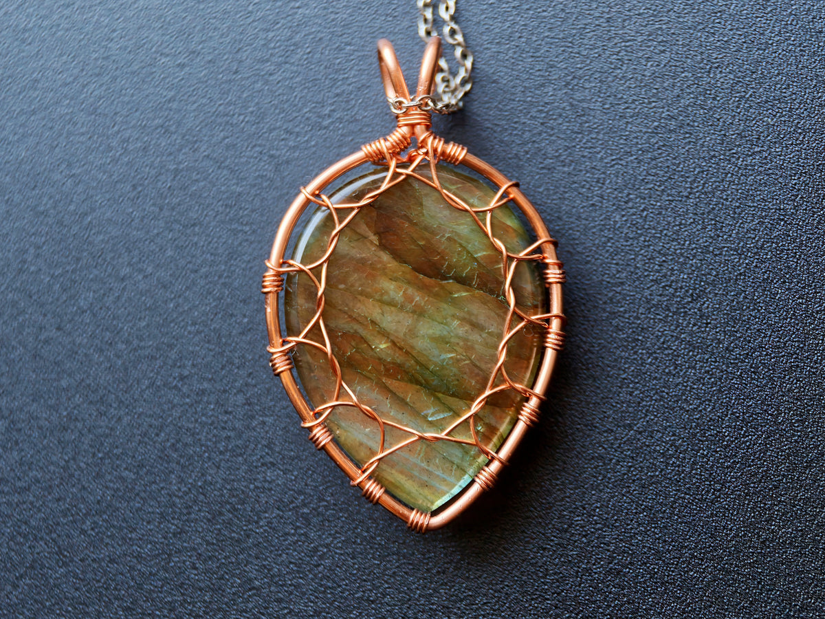 Leaf pendant with a labradorite gemstone