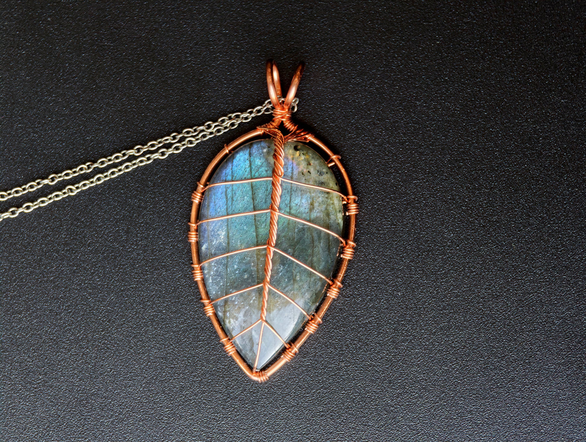 Leaf pendant with a labradorite gemstone