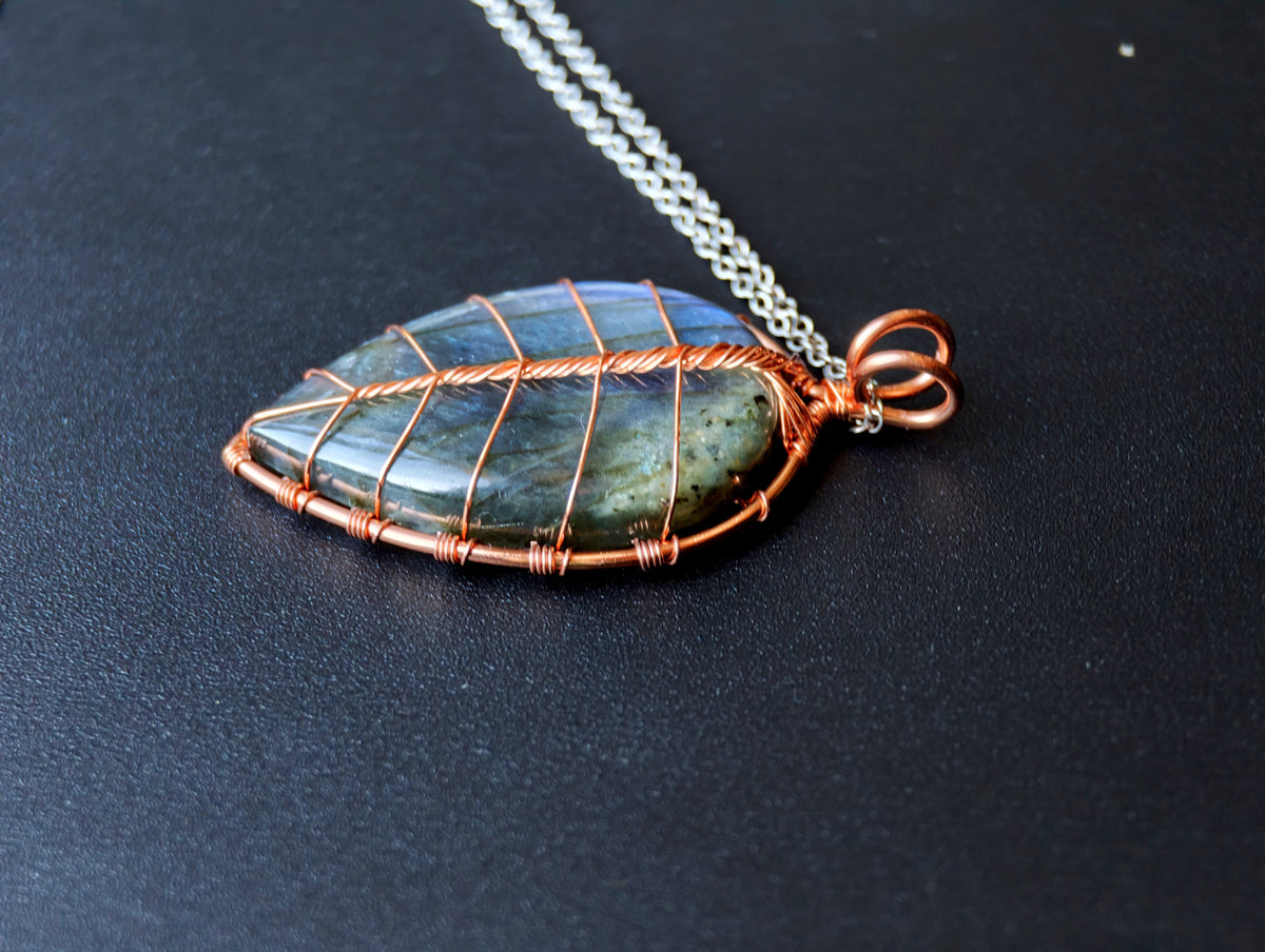 Leaf pendant with a labradorite gemstone