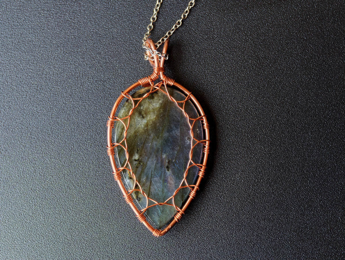 Leaf pendant with a labradorite gemstone
