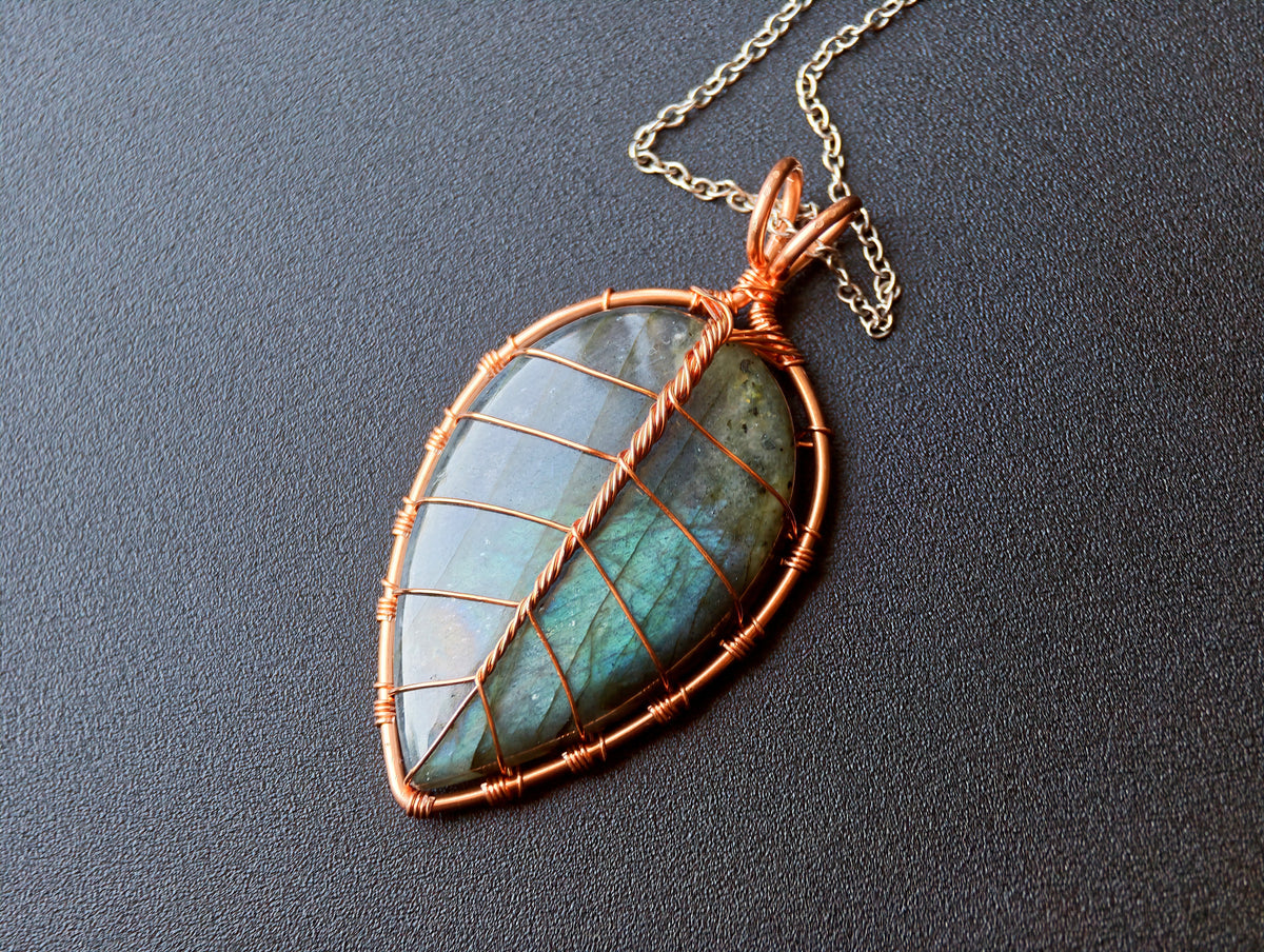 Leaf pendant with a labradorite gemstone