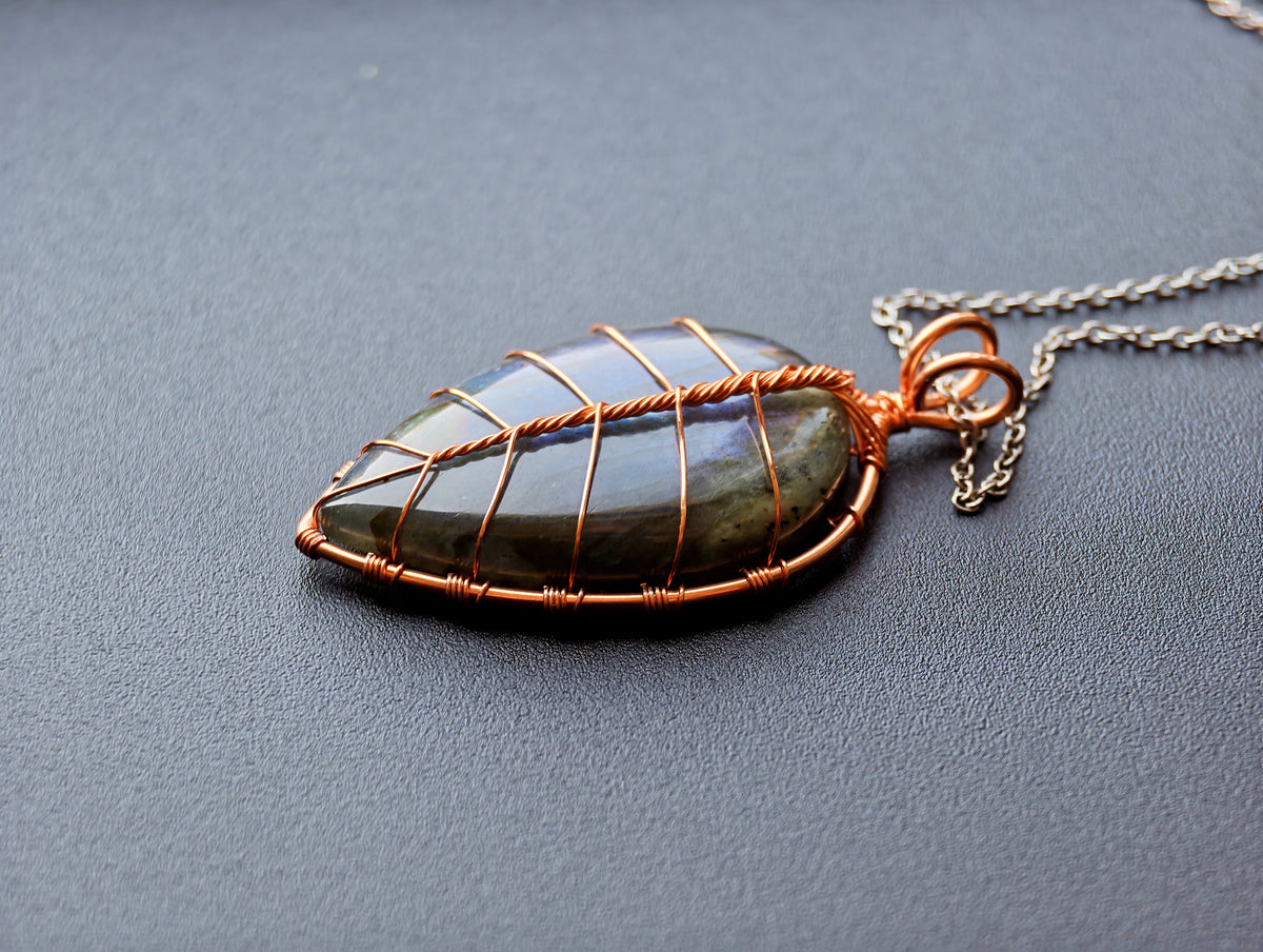 Leaf pendant with a labradorite gemstone
