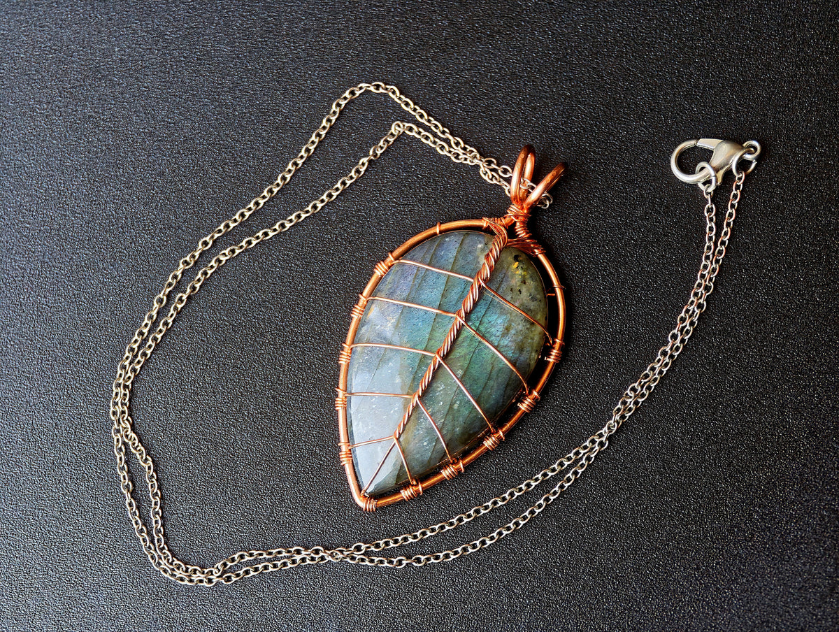 Leaf pendant with a labradorite gemstone