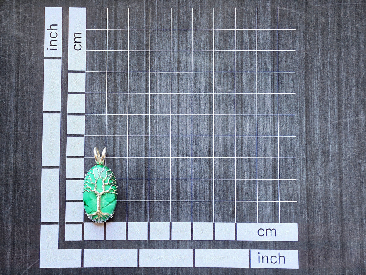 Tree pendant with a malachite gemstone