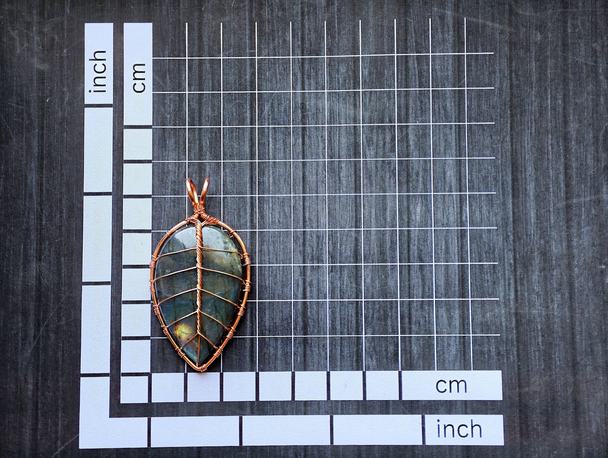 Leaf pendant with a labradorite gemstone