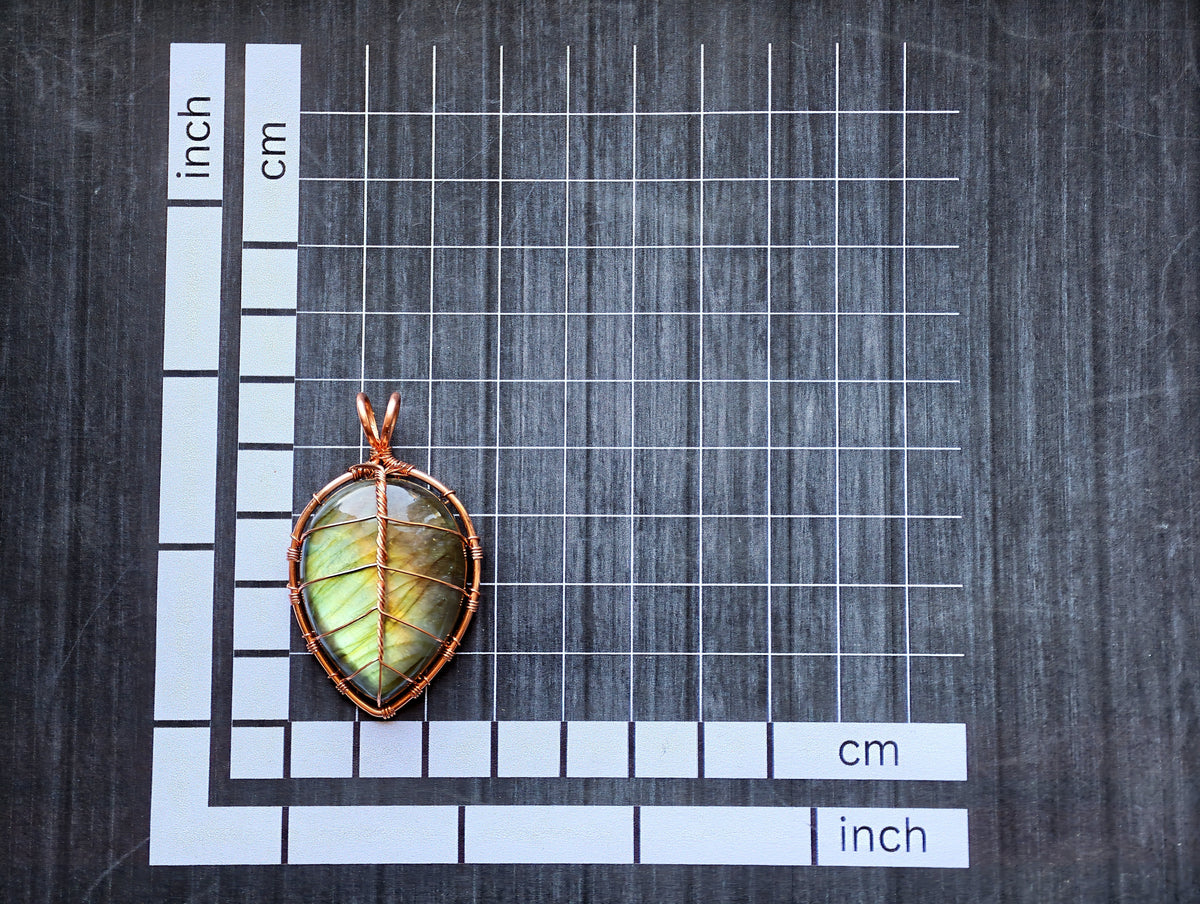 Leaf pendant with a labradorite gemstone