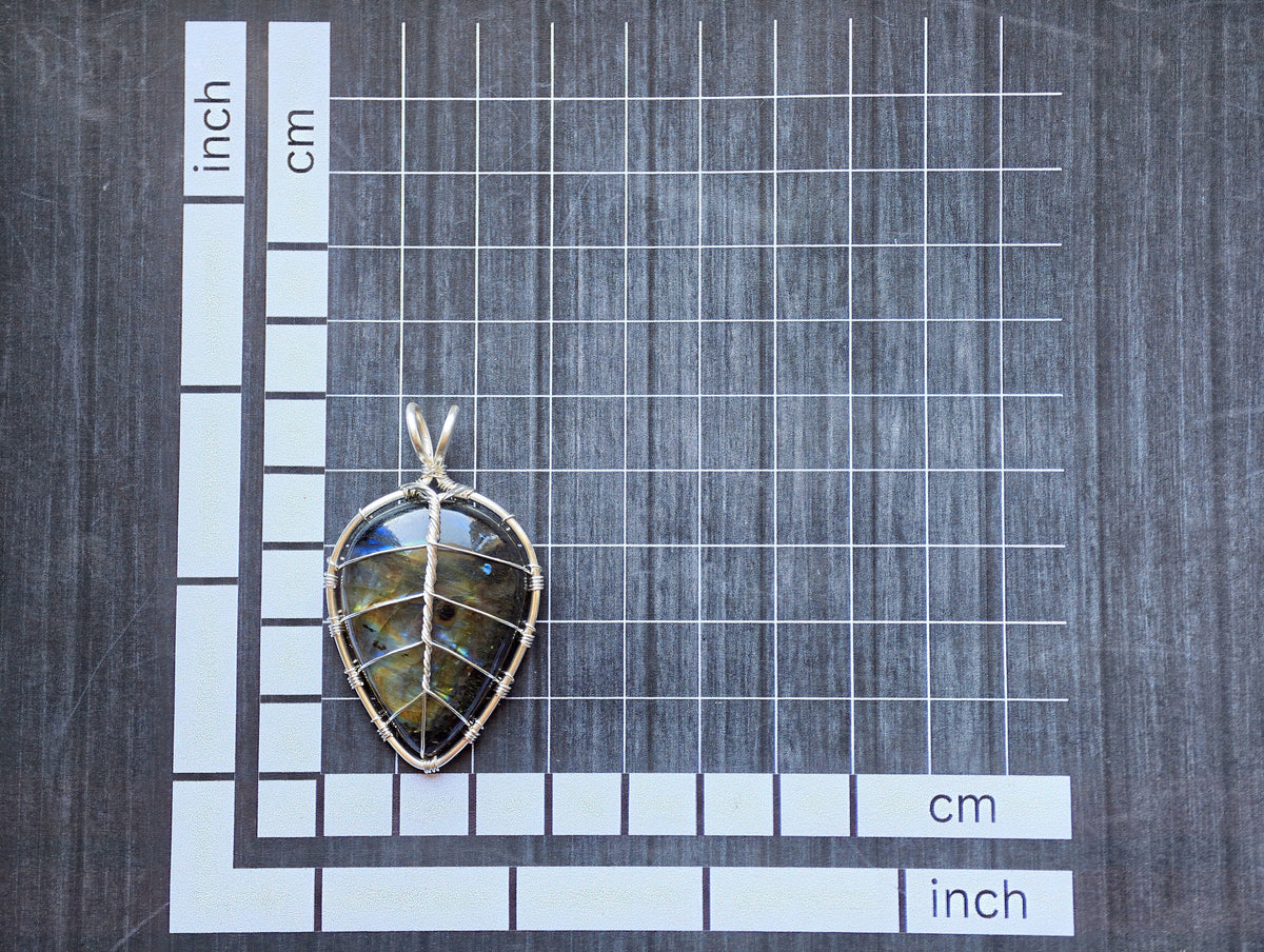 Leaf pendant with a labradorite gemstone