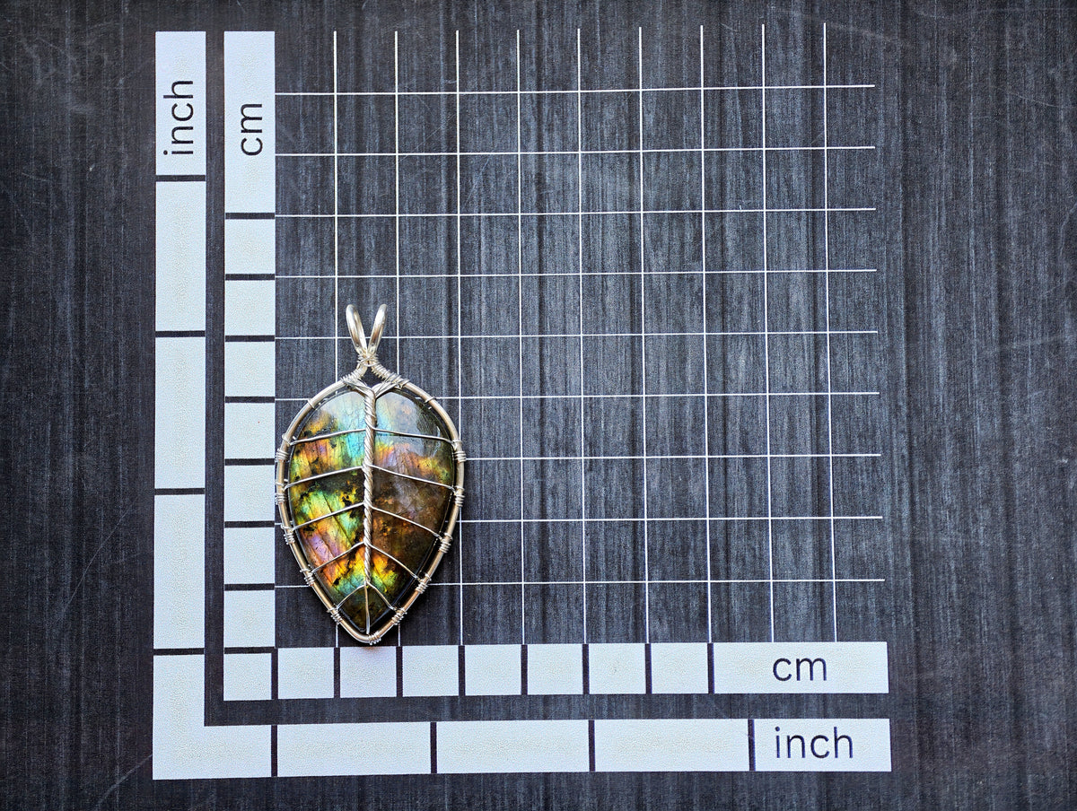 Leaf pendant with a labradorite gemstone