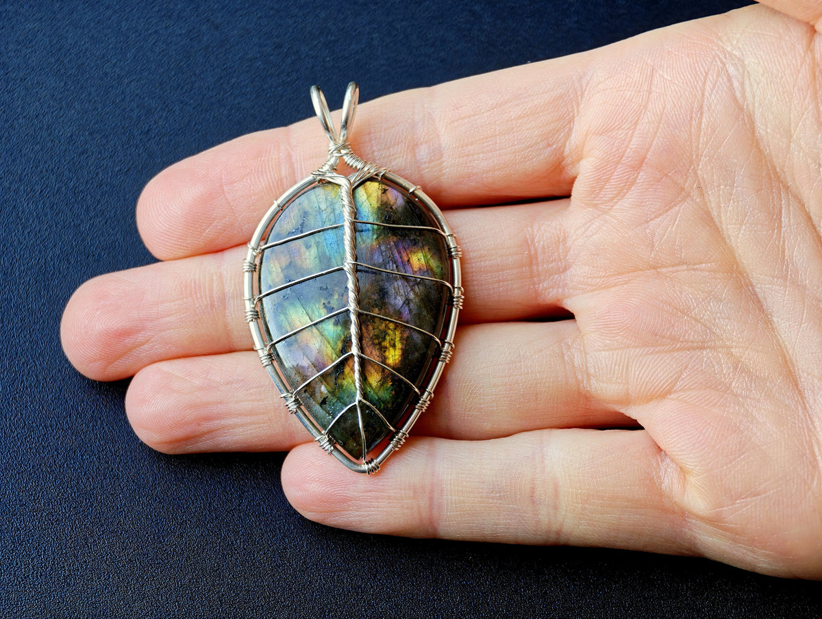 Leaf pendant with a labradorite gemstone
