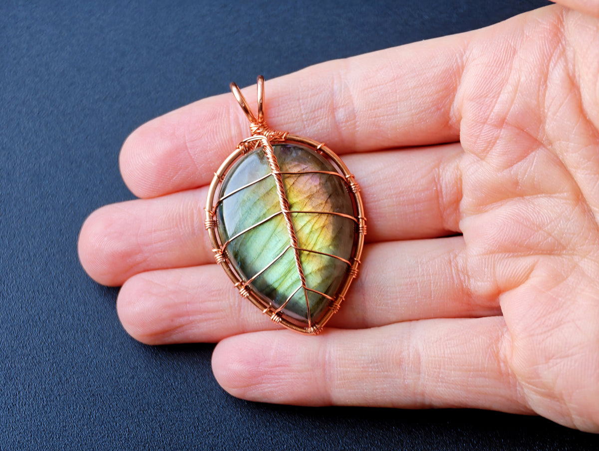 Leaf pendant with a labradorite gemstone
