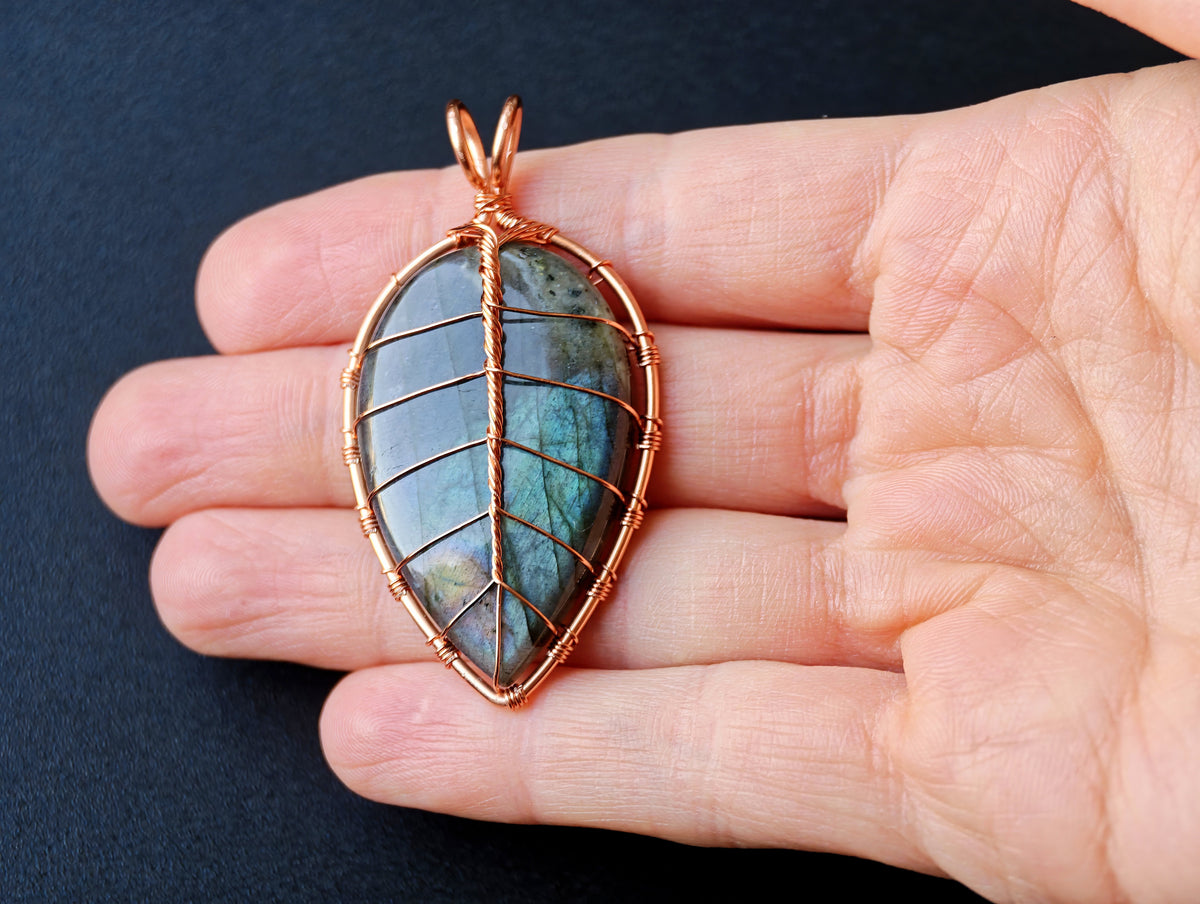 Leaf pendant with a labradorite gemstone