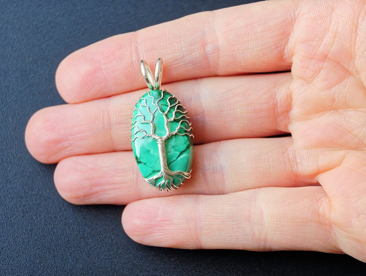Tree pendant with a malachite gemstone