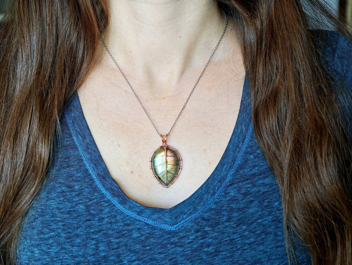 Leaf pendant with a labradorite gemstone