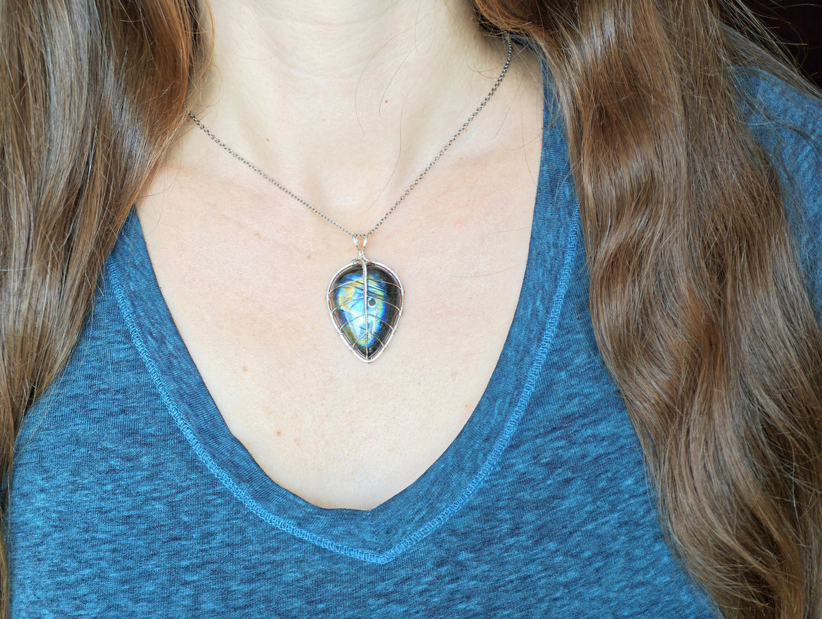 Leaf pendant with a labradorite gemstone