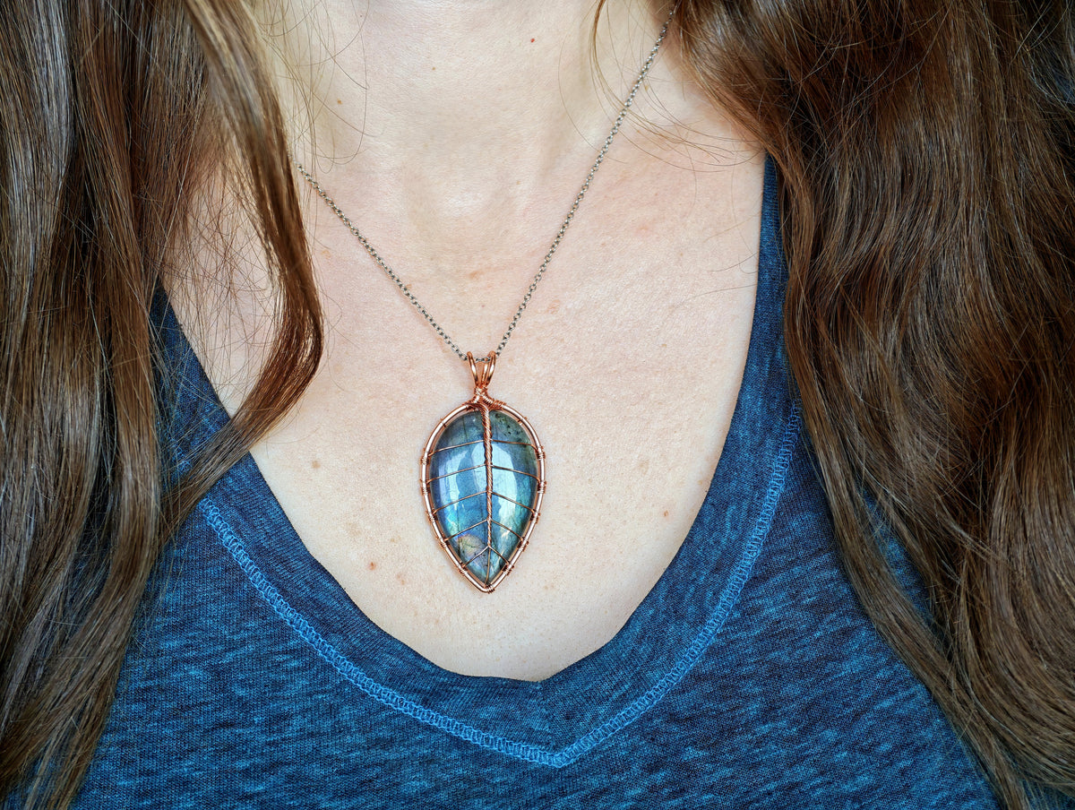 Leaf pendant with a labradorite gemstone