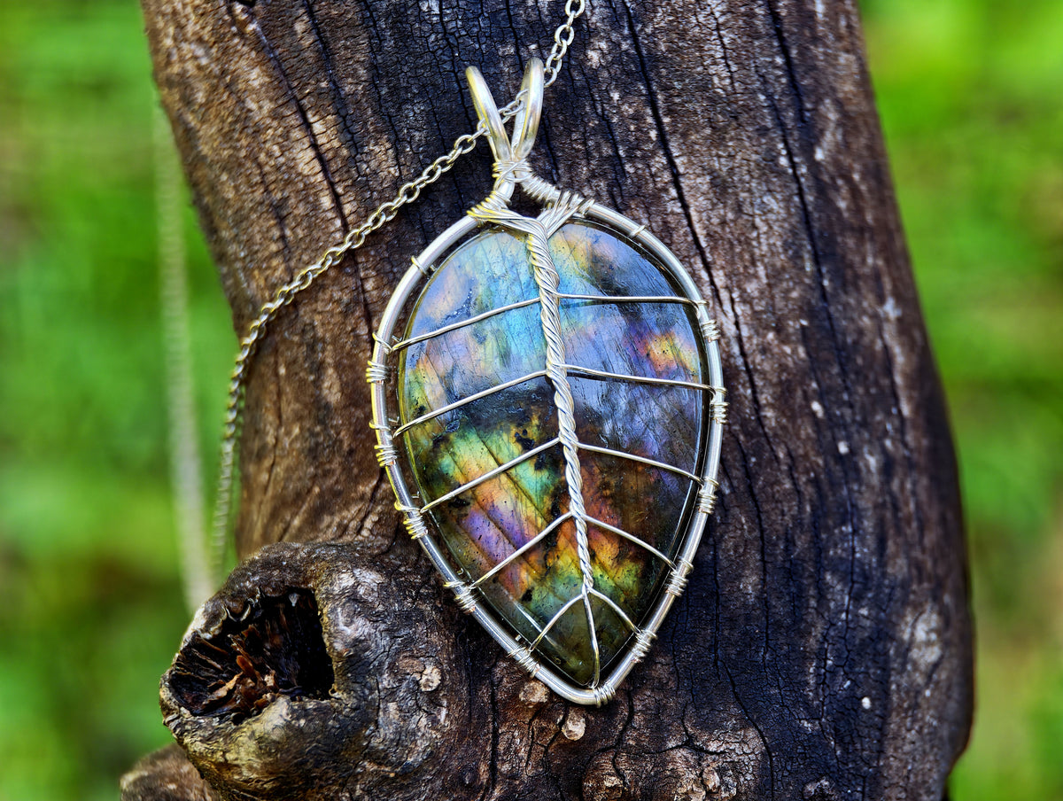 Leaf pendant with a labradorite gemstone