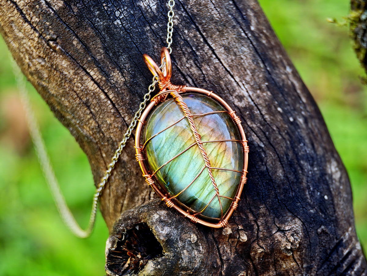Leaf pendant with a labradorite gemstone