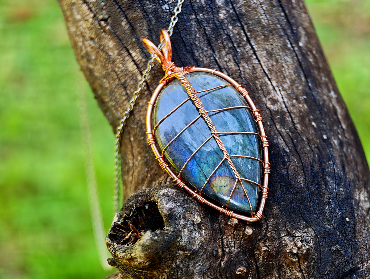 Leaf pendant with a labradorite gemstone