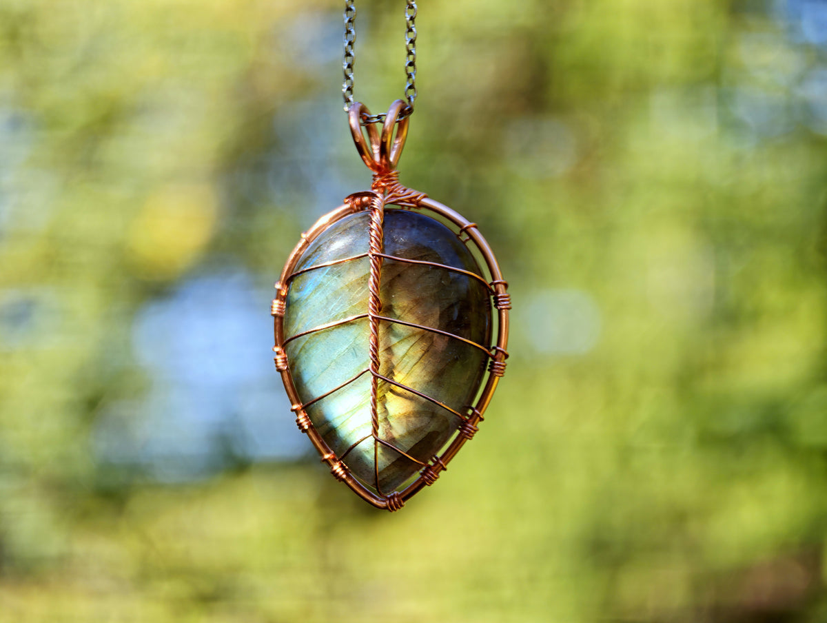 Leaf pendant with a labradorite gemstone