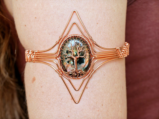 Tree arm ring with a labradorite gemstone