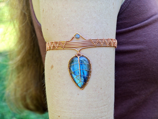 Leaf arm ring with a labradorite gemstone