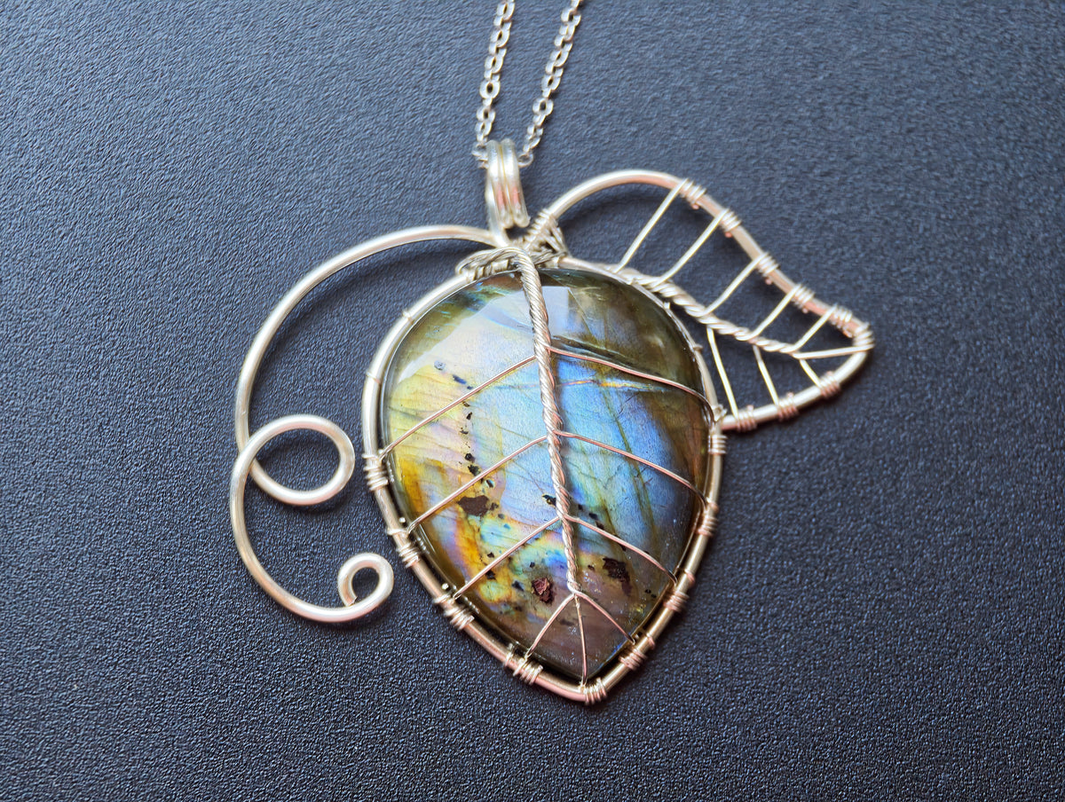 Leaf pendant with a labradorite gemstone