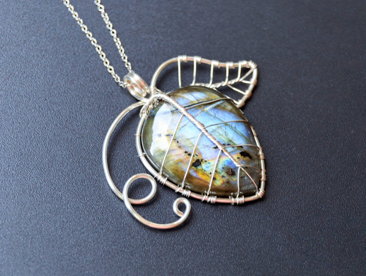 Leaf pendant with a labradorite gemstone