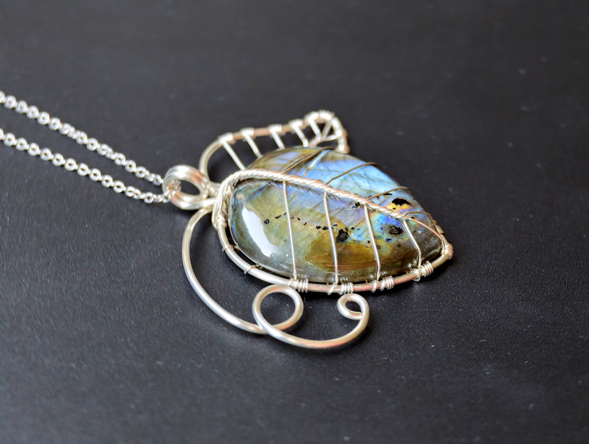 Leaf pendant with a labradorite gemstone