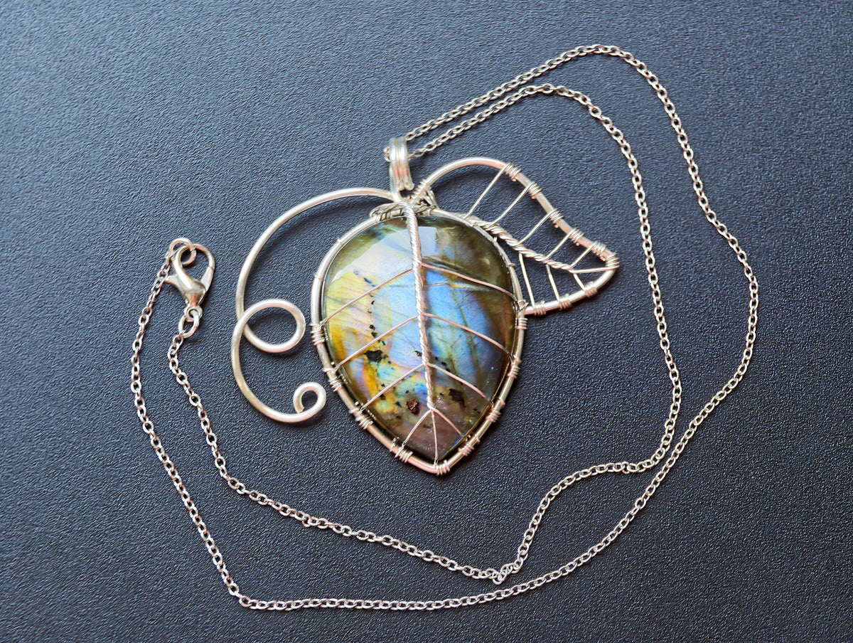 Leaf pendant with a labradorite gemstone