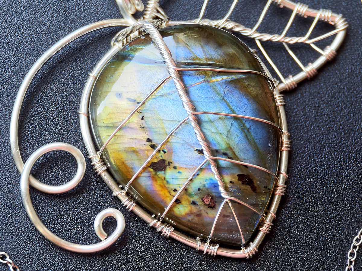 Leaf pendant with a labradorite gemstone