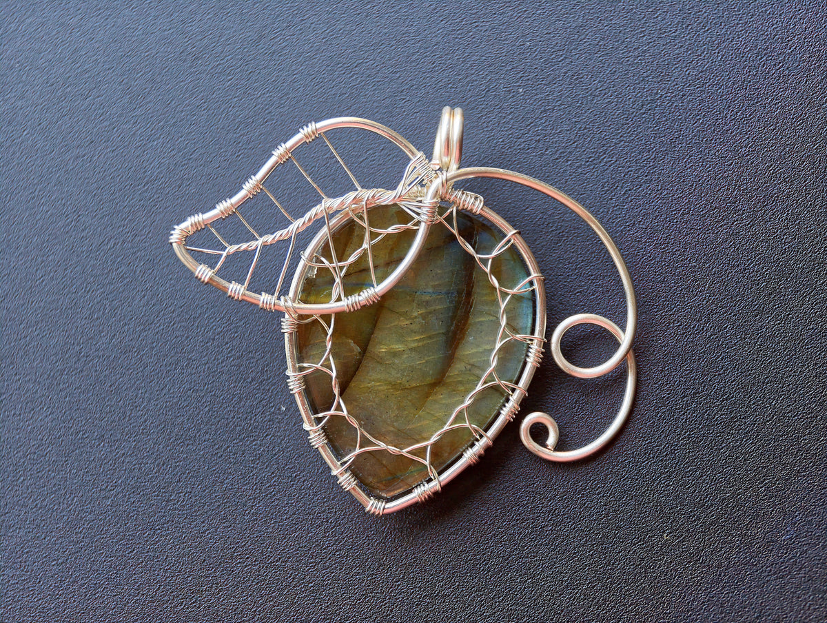 Leaf pendant with a labradorite gemstone