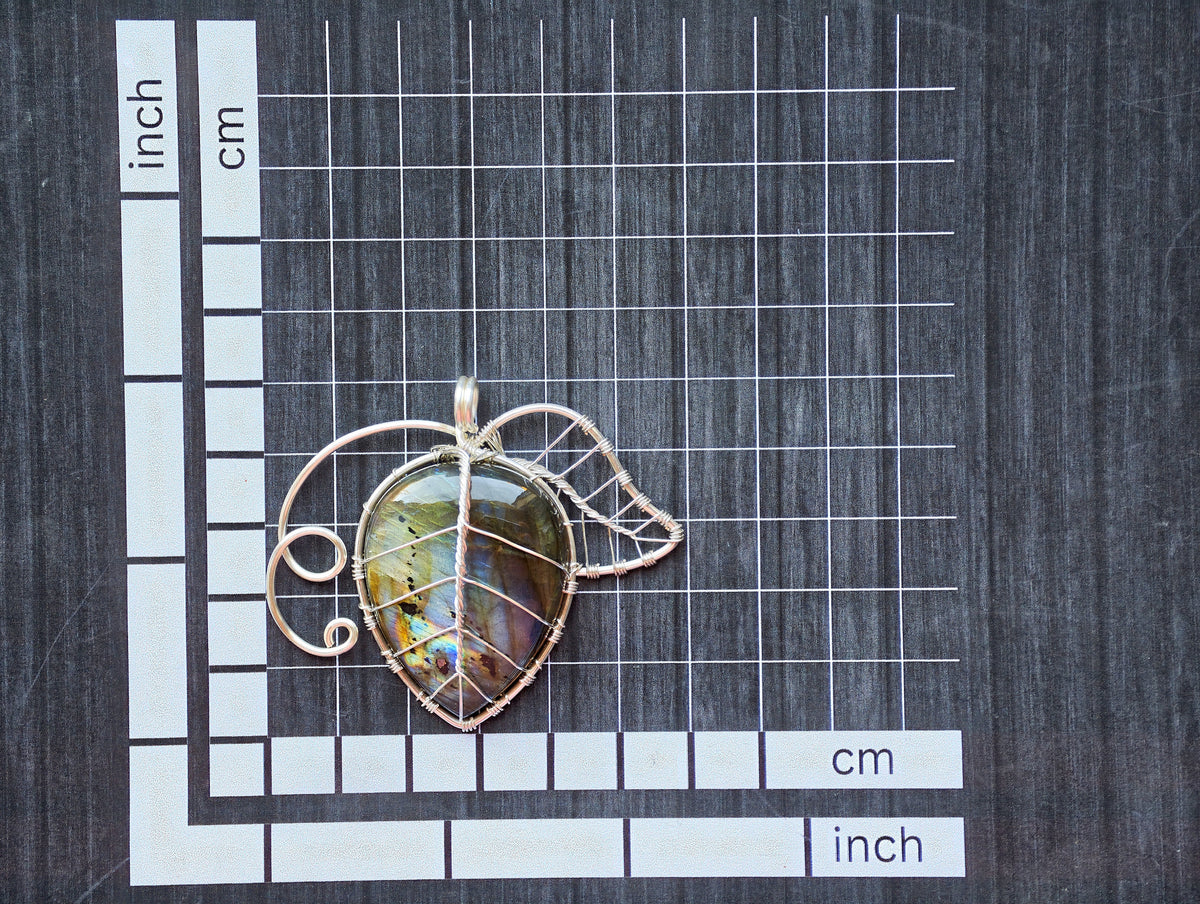 Leaf pendant with a labradorite gemstone