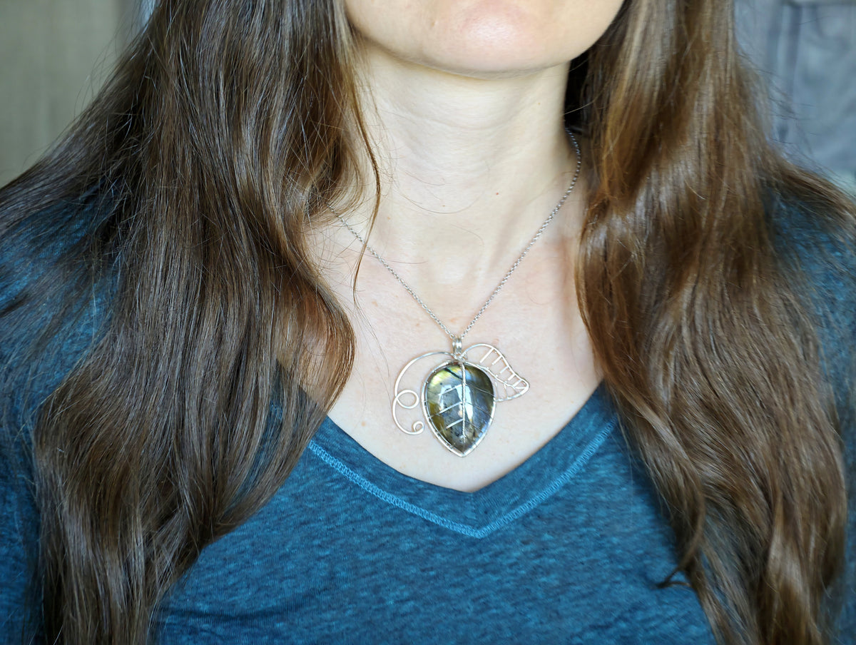 Leaf pendant with a labradorite gemstone