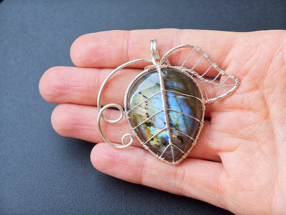 Leaf pendant with a labradorite gemstone