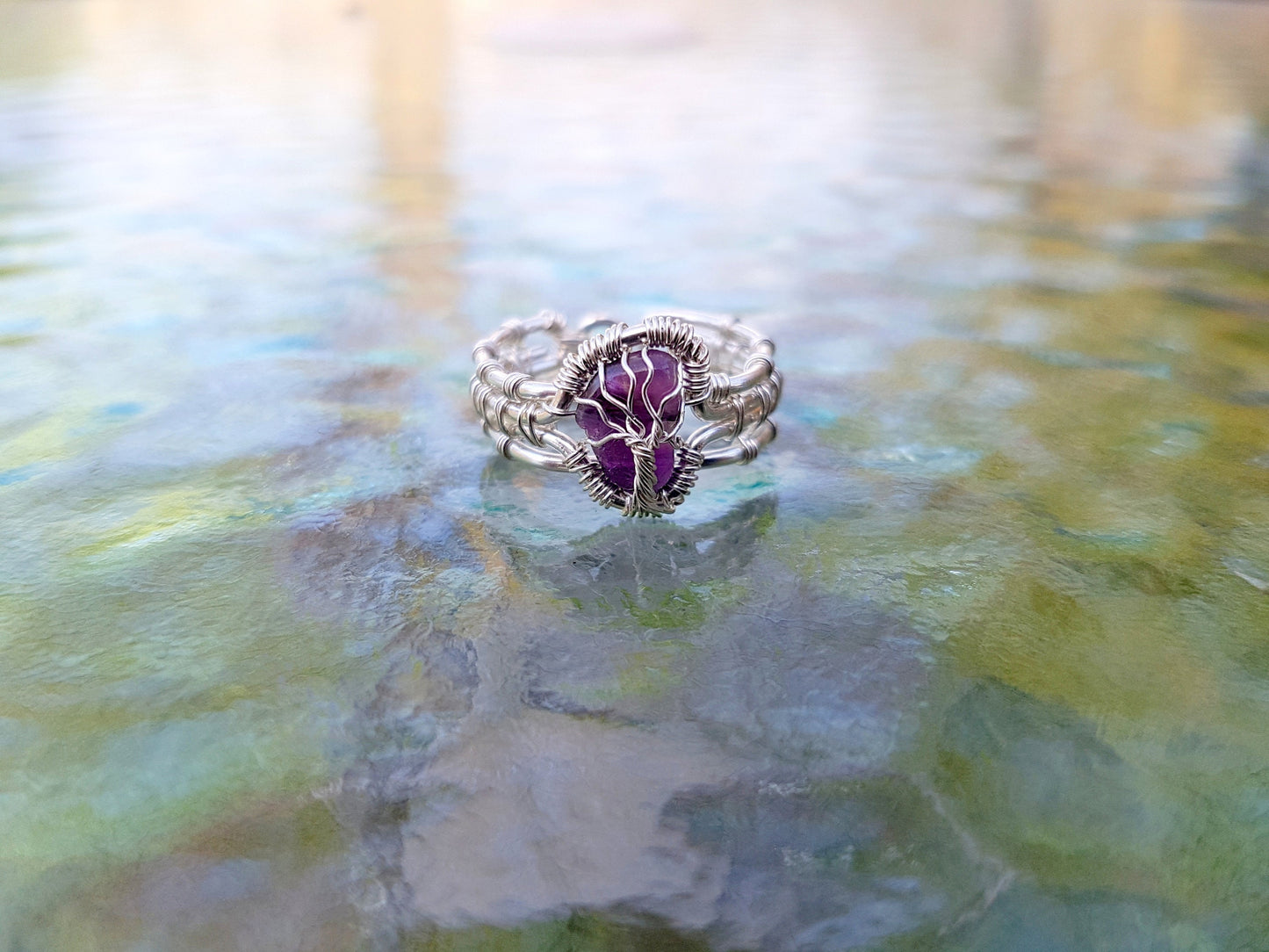 Tree ring with an amethyst gemstone