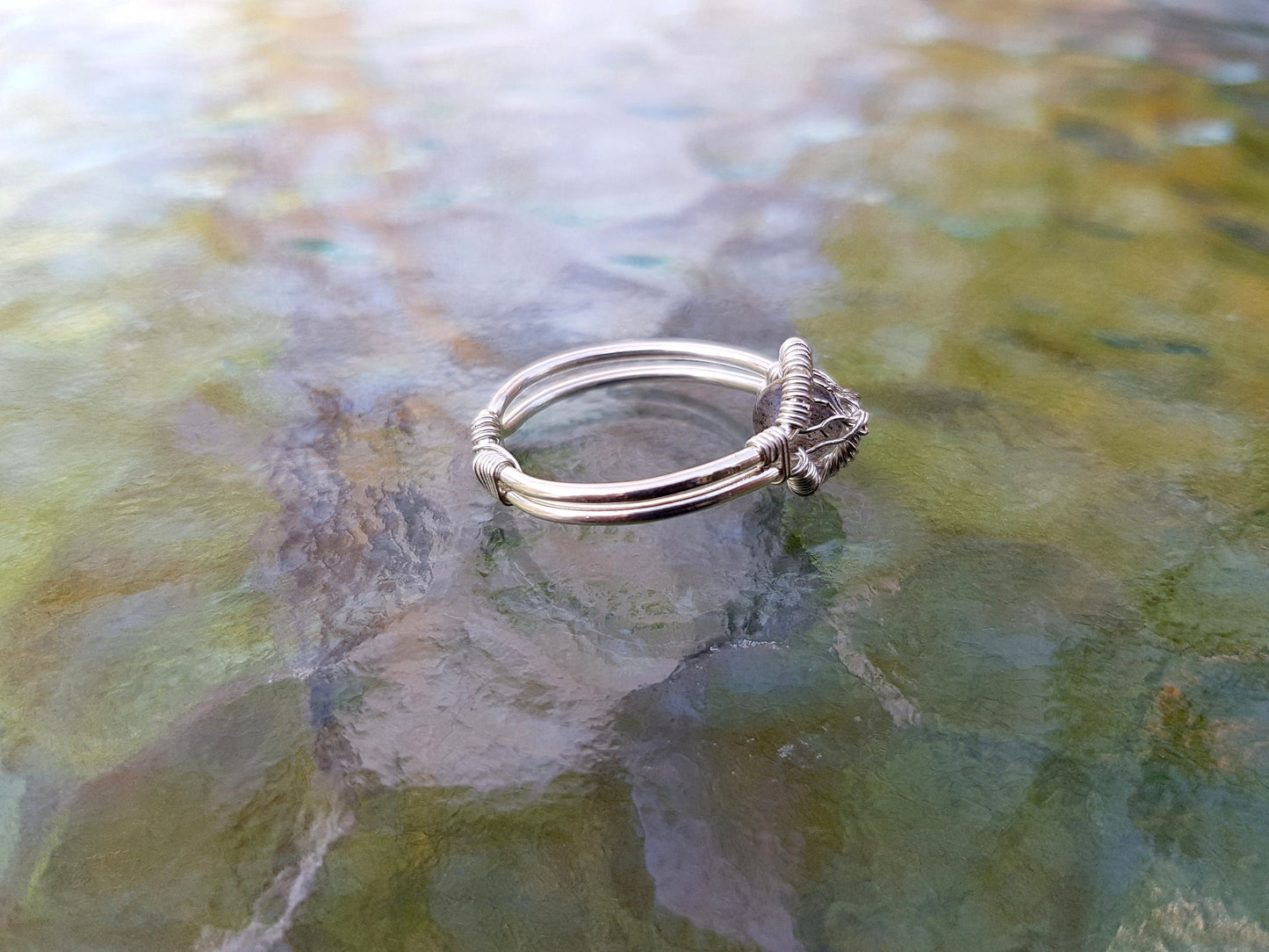 Tree ring with a labradorite gemstone