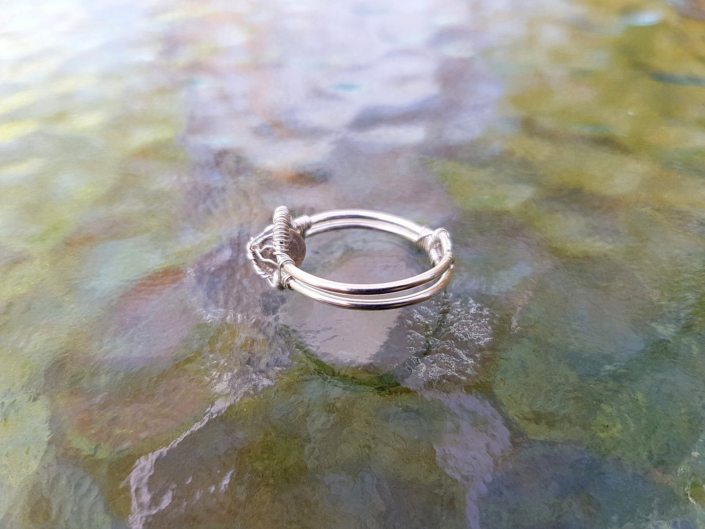 Tree ring with a labradorite gemstone