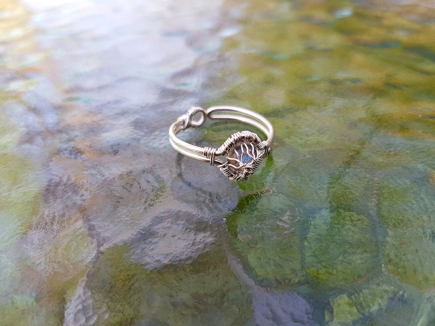 Tree ring with a labradorite gemstone