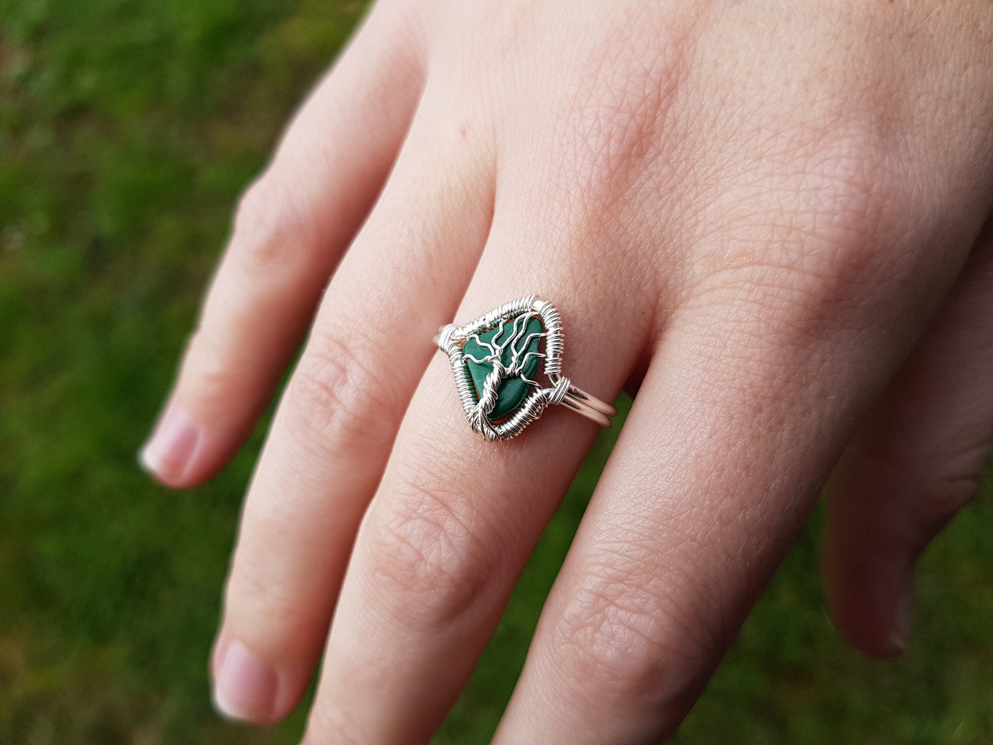Tree ring with a malachite gemstone