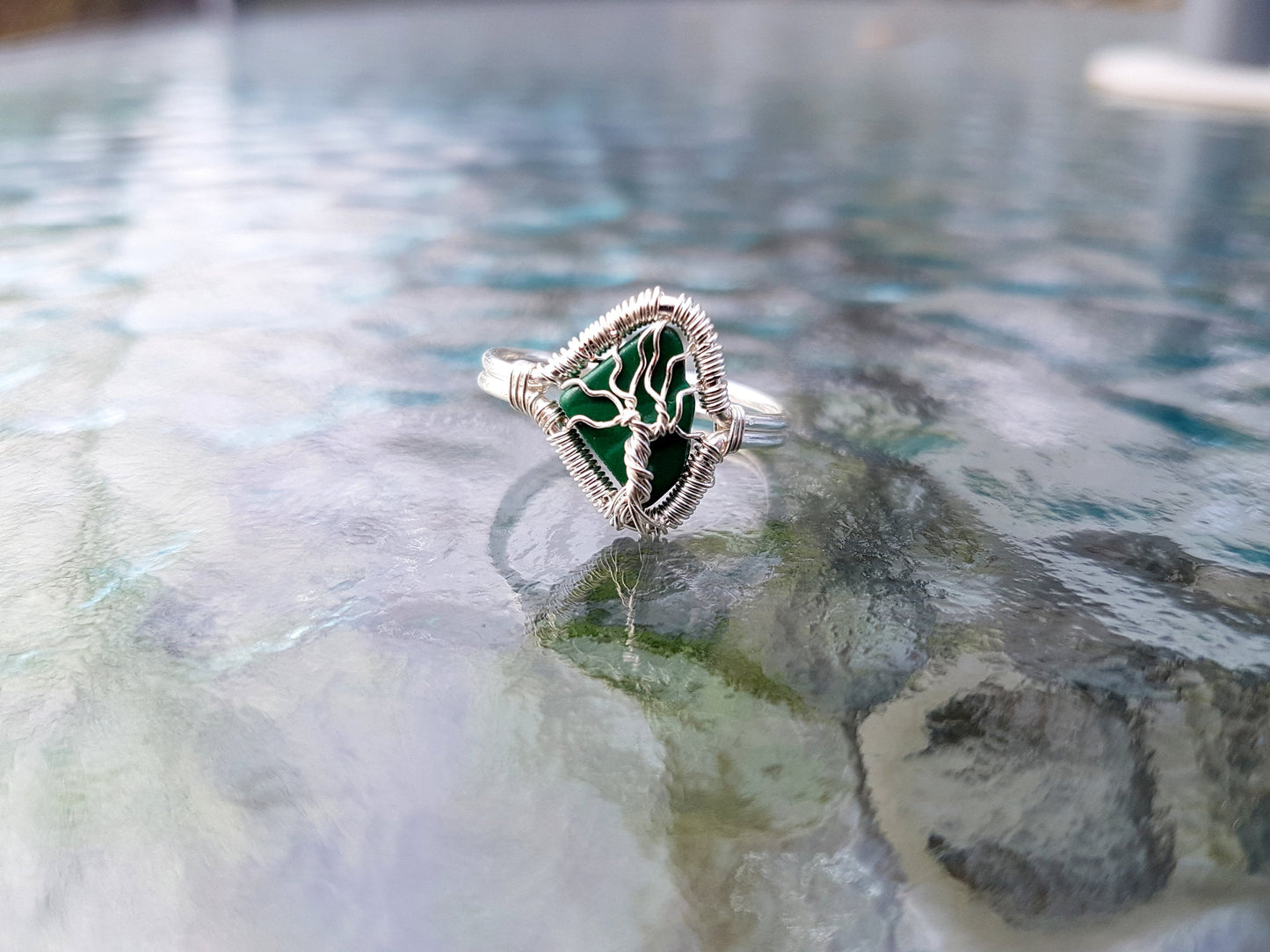 Tree ring with a malachite gemstone