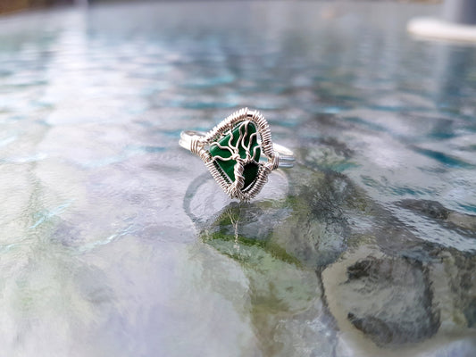 Tree ring with a malachite gemstone