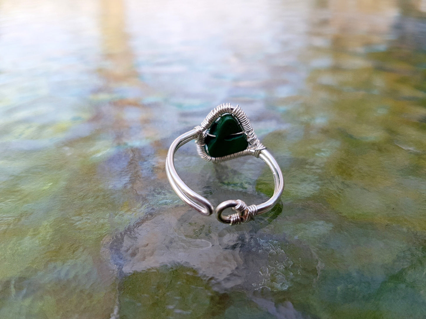 Tree ring with a malachite gemstone