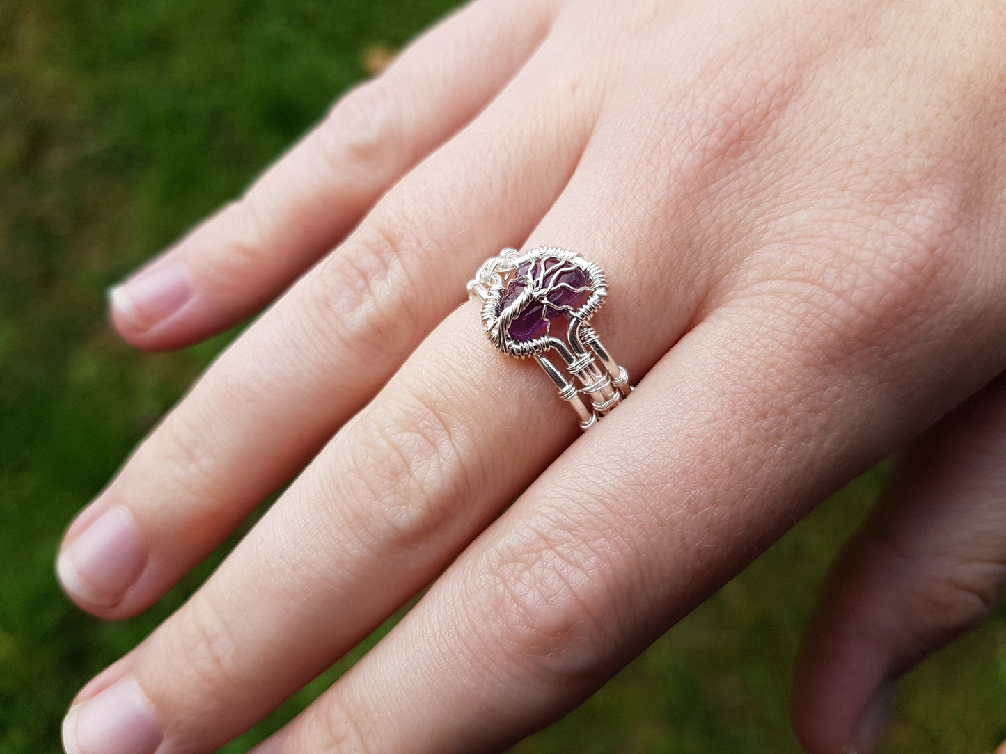 Tree ring with an amethyst gemstone