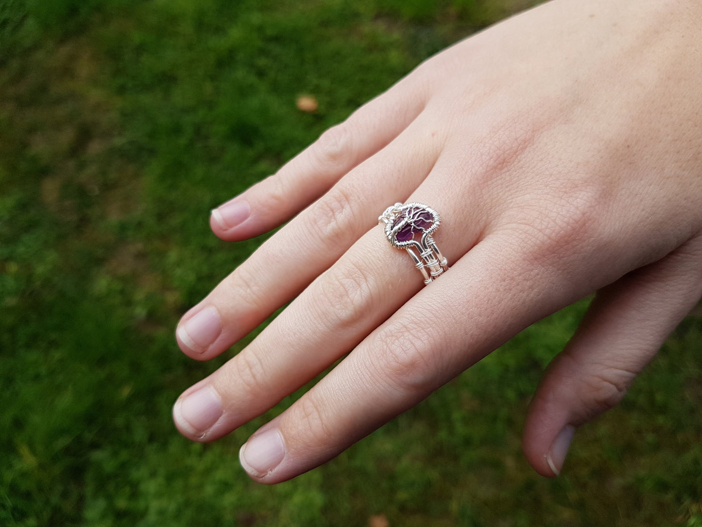 Tree ring with an amethyst gemstone