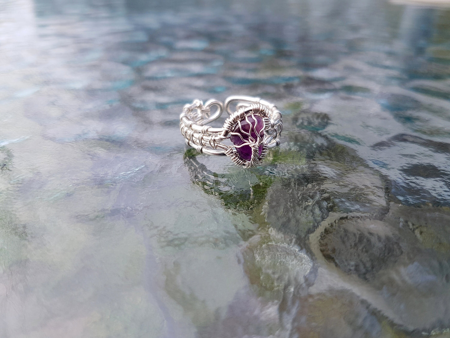 Tree ring with an amethyst gemstone