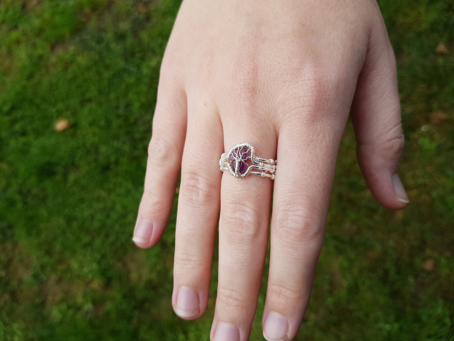 Tree ring with an amethyst gemstone