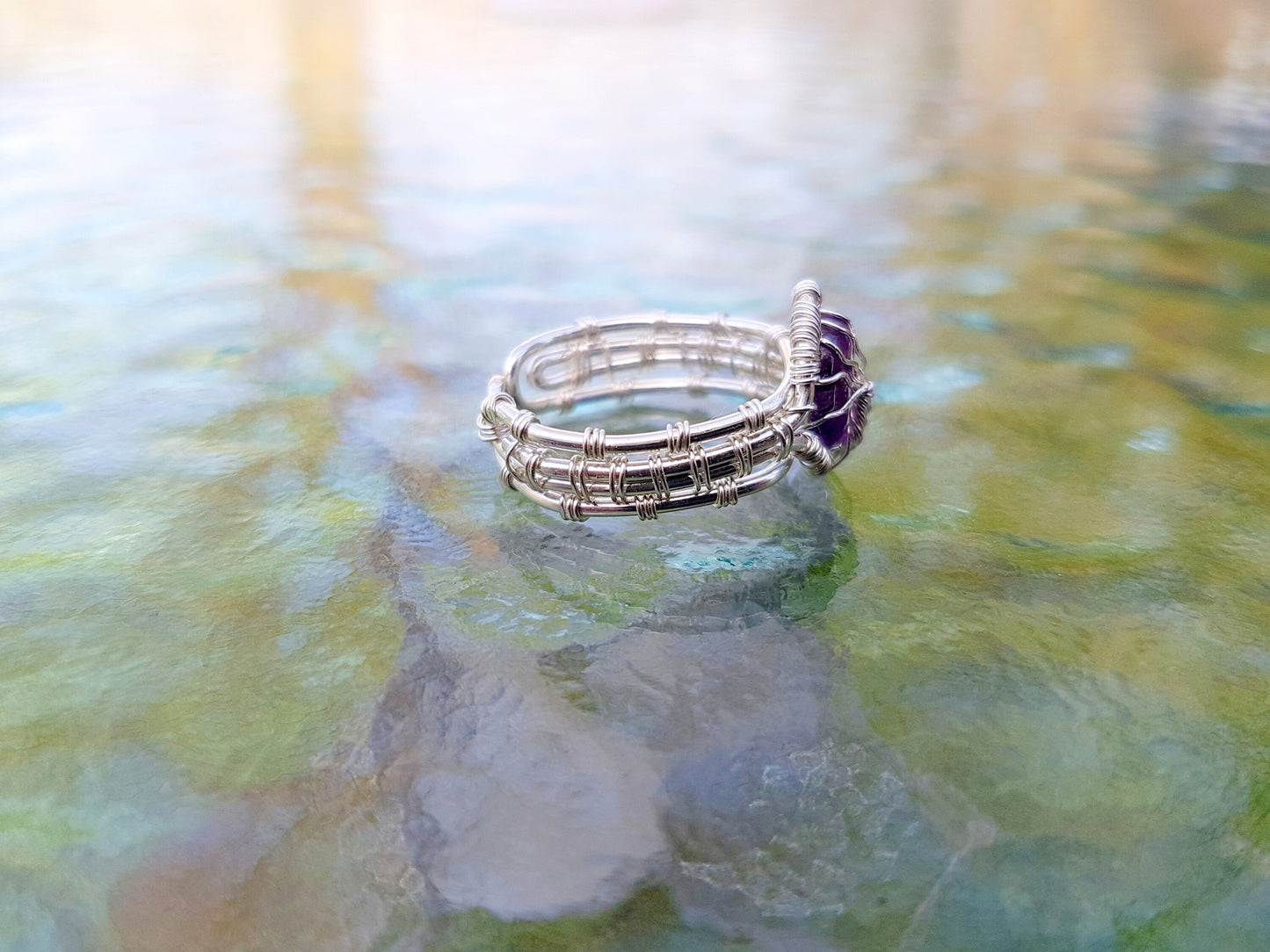 Tree ring with an amethyst gemstone